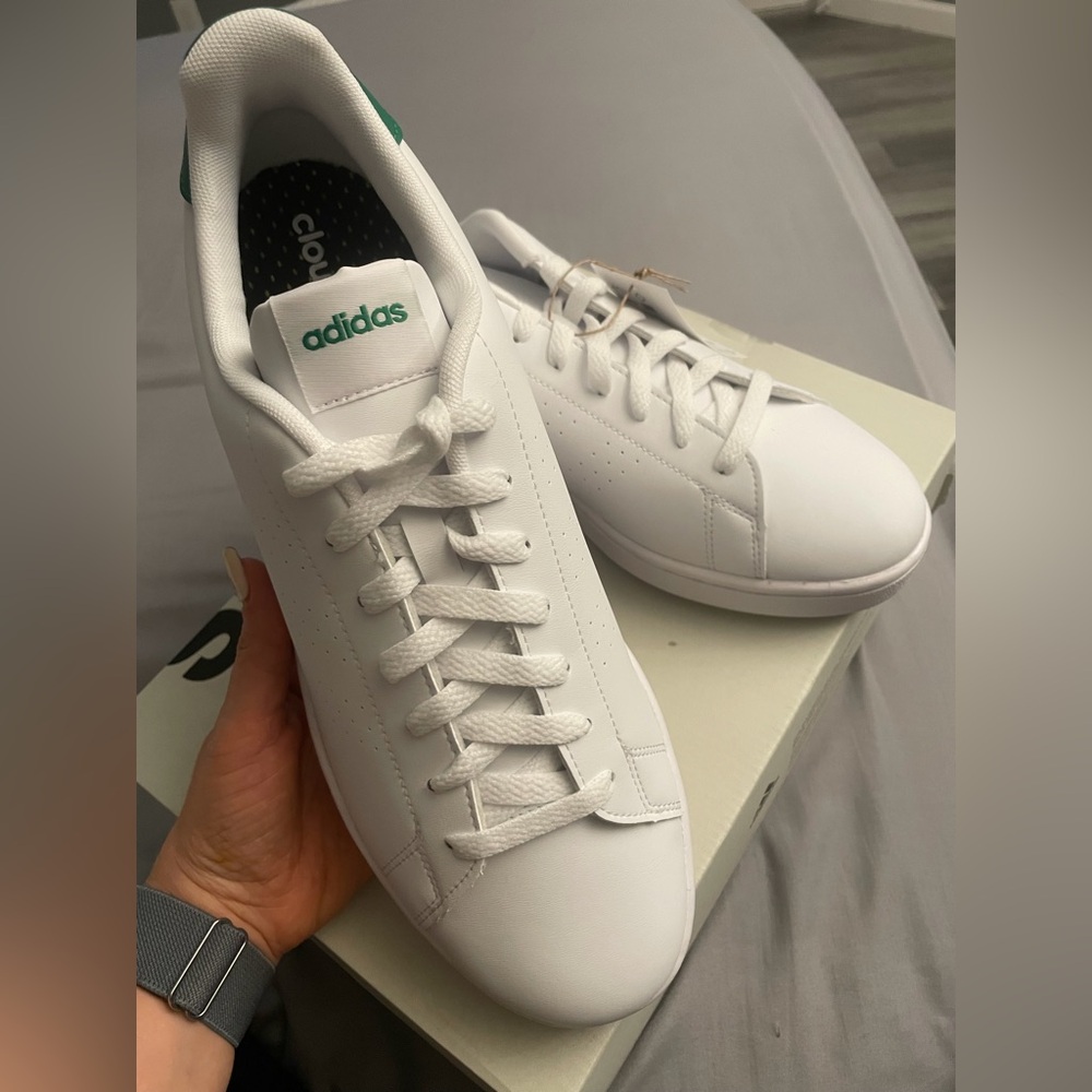 NEW adidas💚 ADVANTAGE MEN Classic White Sneakers with Green Accents, Size 10.5